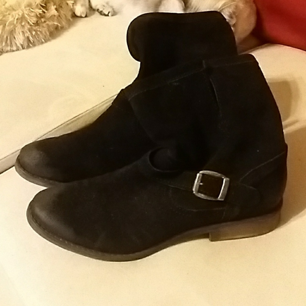 Distressed look suede motorcycle bots